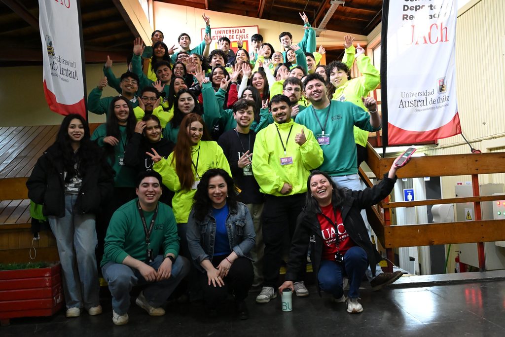 Estudiantes de enseñanza media recorriendo el campus de la Universidad Austral de Chile durante la Expo UACh.