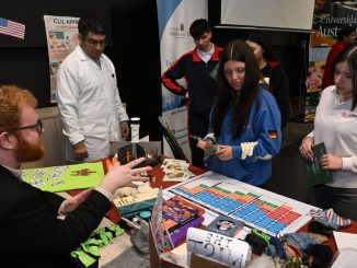 Estudiantes de enseñanza media recorriendo el campus de la Universidad Austral de Chile durante la Expo UACh.
