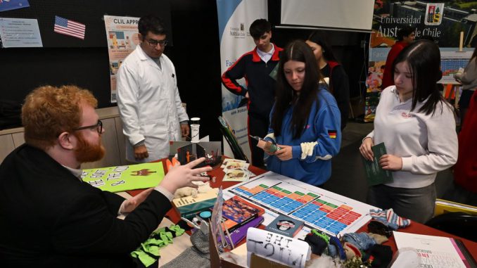 Estudiantes de enseñanza media recorriendo el campus de la Universidad Austral de Chile durante la Expo UACh.