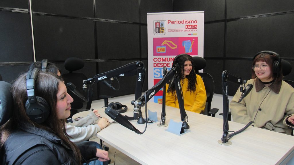 Estudiantes de cuarto medio participando en talleres de exploración vocacional en la UACh