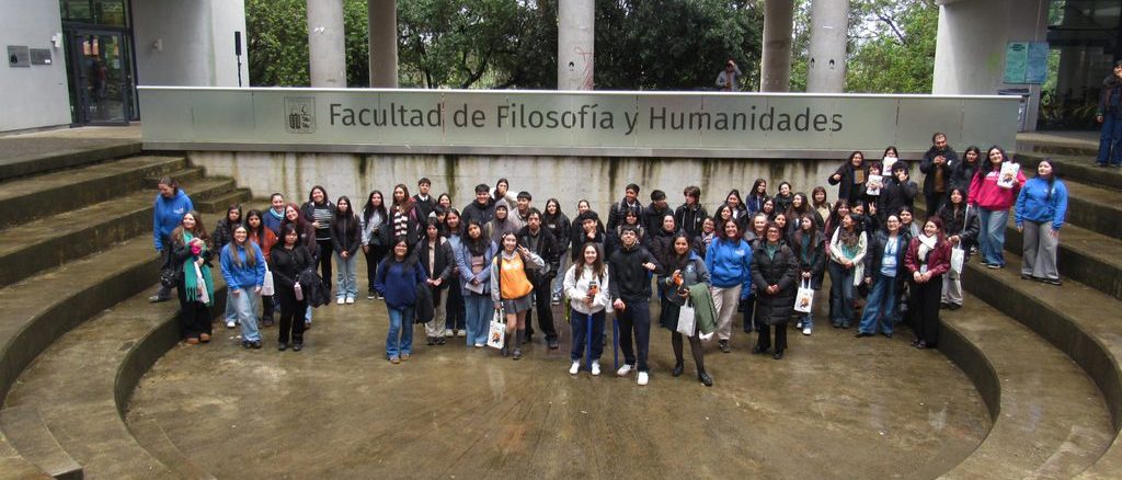 Estudiantes de cuarto medio participando en talleres de exploración vocacional en la UACh