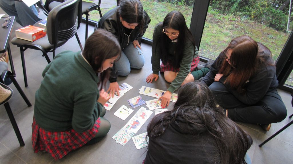 Estudiantes de cuarto medio participando en talleres de exploración vocacional en la UACh