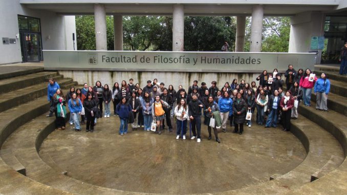 Estudiantes de cuarto medio participando en talleres de exploración vocacional en la UACh