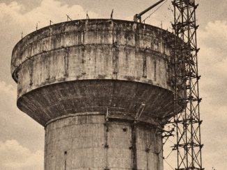 Antigua fotografía de la histórica Copa de Agua de avenida Picarte en Valdivia construida en los años 30