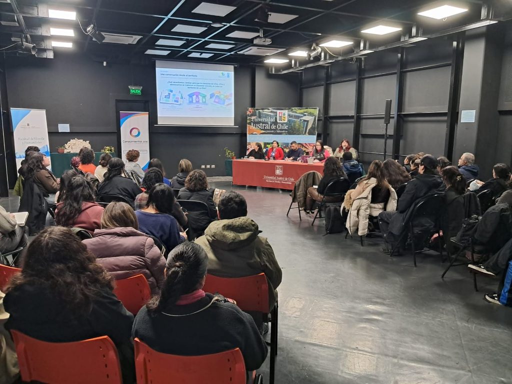 Investigadores y académicos participando en las II Jornadas de Estudios de las Infancias en la UACh