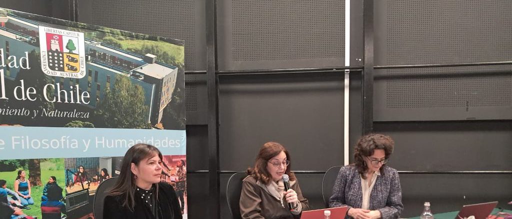 Investigadores y académicos participando en las II Jornadas de Estudios de las Infancias en la UACh