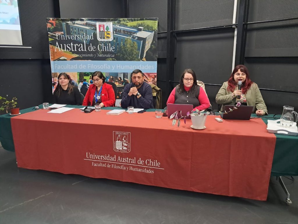 Investigadores y académicos participando en las II Jornadas de Estudios de las Infancias en la UACh