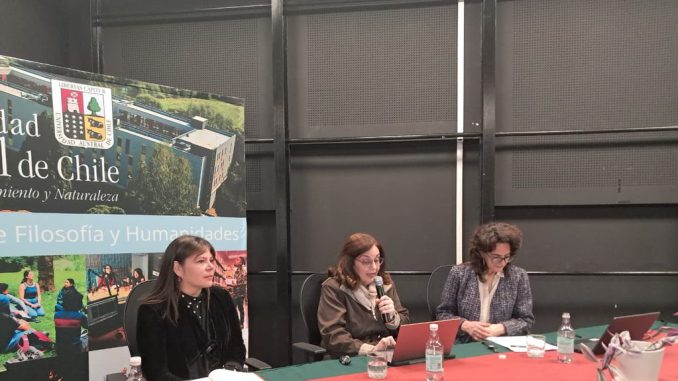 Investigadores y académicos participando en las II Jornadas de Estudios de las Infancias en la UACh