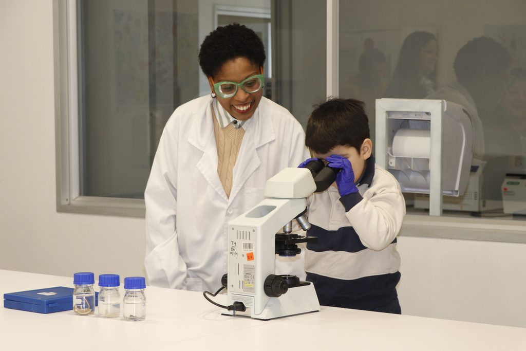 Niños premiados en el concurso de dibujos de microorganismos de la Universidad Santo Tomás