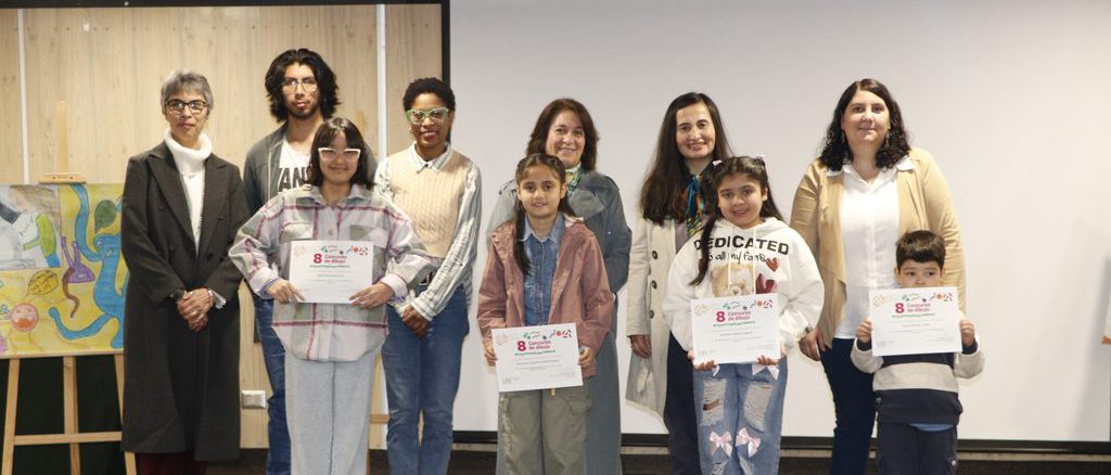 Niños premiados en el concurso de dibujos de microorganismos de la Universidad Santo Tomás