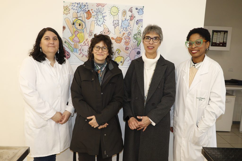 Niños premiados en el concurso de dibujos de microorganismos de la Universidad Santo Tomás
