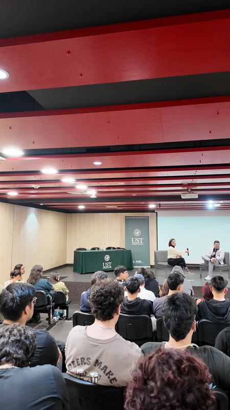 Especialistas participando en el Congreso de Neurociencia y Bienestar de la UST en Valdivia