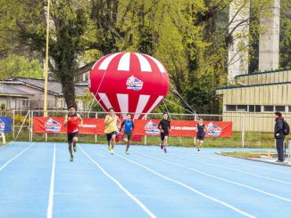 Atletas compitiendo en la pista atlética durante el Interescolar Mixto de Atletismo Soprole en Puerto Montt