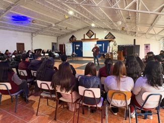 Estudiantes participando en una charla preventiva sobre responsabilidad penal adolescente en un colegio de la región de Los Ríos.