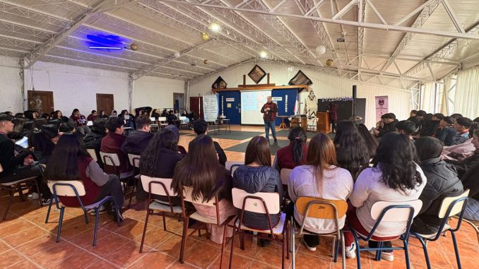 Estudiantes participando en una charla preventiva sobre responsabilidad penal adolescente en un colegio de la región de Los Ríos.