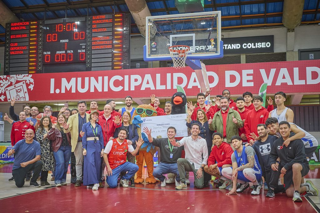 Alcaldesa de Valdivia junto a directivos del Club Deportivo Valdivia en la entrega del aporte financiero municipal