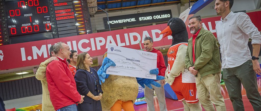 Alcaldesa de Valdivia junto a directivos del Club Deportivo Valdivia en la entrega del aporte financiero municipal