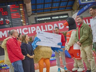 Alcaldesa de Valdivia junto a directivos del Club Deportivo Valdivia en la entrega del aporte financiero municipal