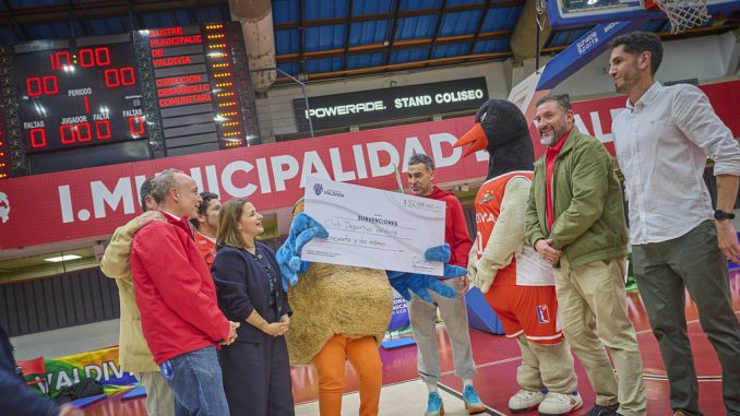 Alcaldesa de Valdivia junto a directivos del Club Deportivo Valdivia en la entrega del aporte financiero municipal