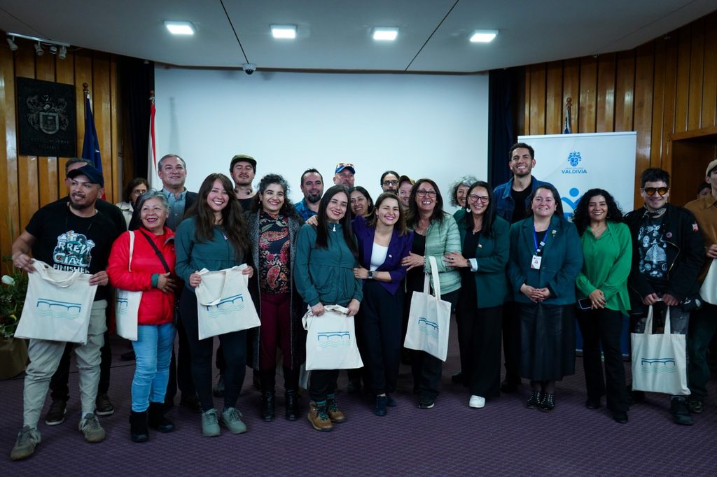 Alcaldesa y estudiantes en la inauguración de la OTEC municipal Valdi Empleo Capacita en Valdivia
