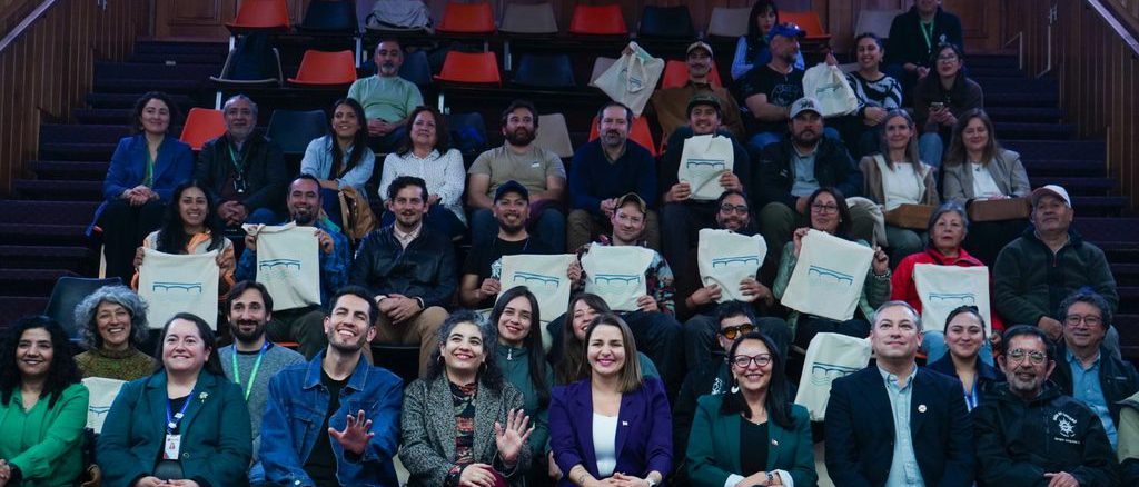 Alcaldesa y estudiantes en la inauguración de la OTEC municipal Valdi Empleo Capacita en Valdivia