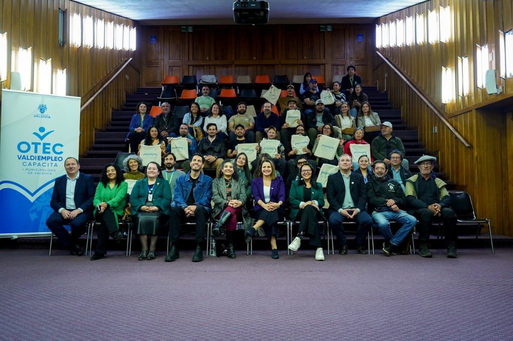 Alcaldesa y estudiantes en la inauguración de la OTEC municipal Valdi Empleo Capacita en Valdivia