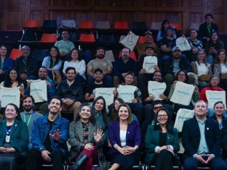 Alcaldesa y estudiantes en la inauguración de la OTEC municipal Valdi Empleo Capacita en Valdivia