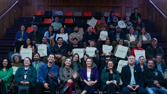 Alcaldesa y estudiantes en la inauguración de la OTEC municipal Valdi Empleo Capacita en Valdivia