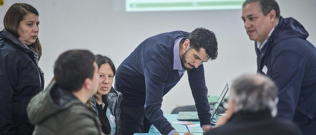 Trabajadores municipales reunidos para el diseño de mejoras en las caballerizas del Parque Saval en Valdivia