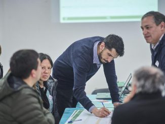 Trabajadores municipales reunidos para el diseño de mejoras en las caballerizas del Parque Saval en Valdivia
