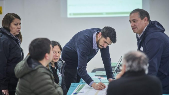 Trabajadores municipales reunidos para el diseño de mejoras en las caballerizas del Parque Saval en Valdivia
