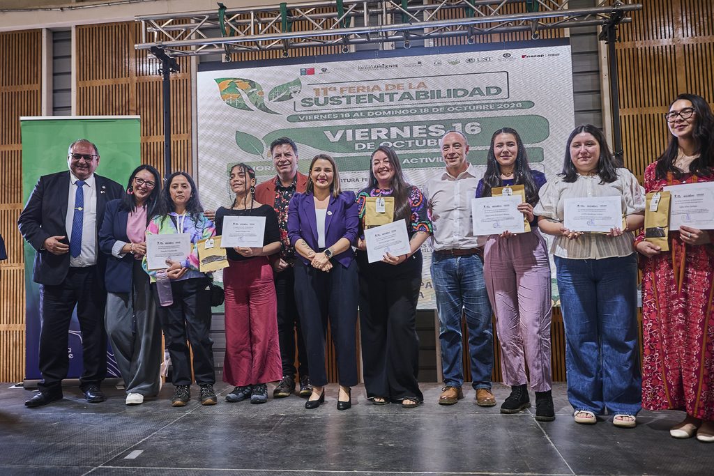 Ceremonia de certificación de la primera Escuela Municipal de Liderazgo Ambiental Comunitario en Valdivia