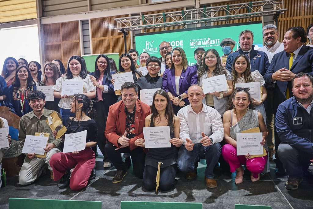 Ceremonia de certificación de la primera Escuela Municipal de Liderazgo Ambiental Comunitario en Valdivia
