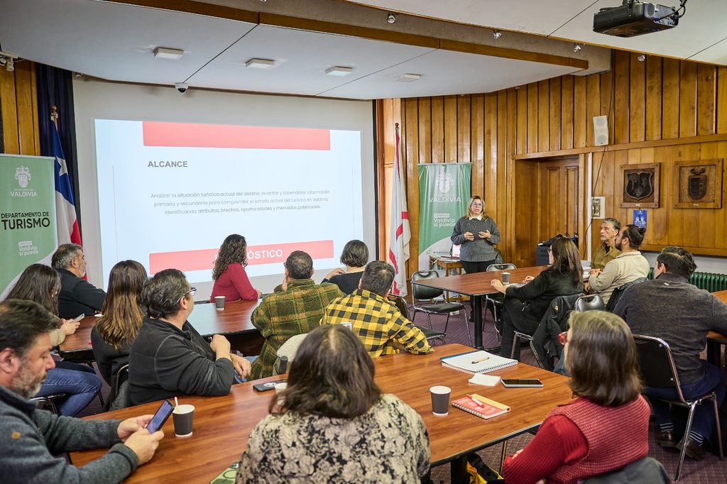 Participantes en el taller municipal para la creacion de la marca turistica de Valdivia