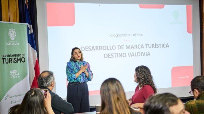 Participantes en el taller municipal para la creacion de la marca turistica de Valdivia