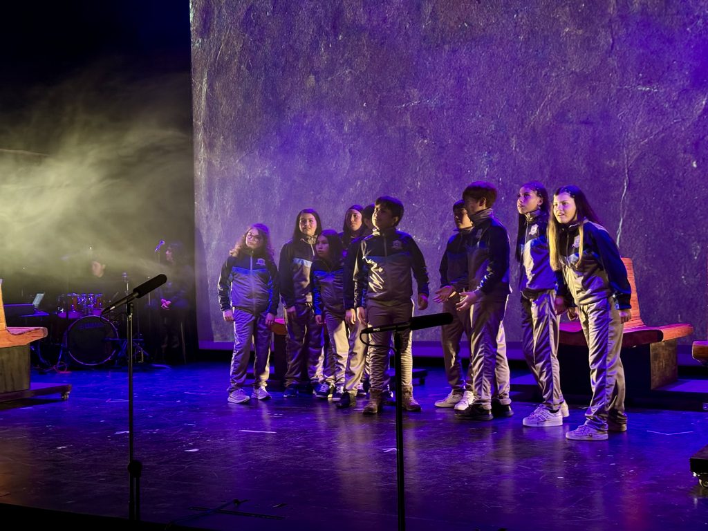 Escena de la obra de teatro sobre la historia del ferrocarril con actores nacionales y jóvenes