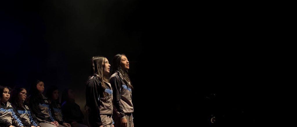 Escena de la obra de teatro sobre la historia del ferrocarril con actores nacionales y jóvenes