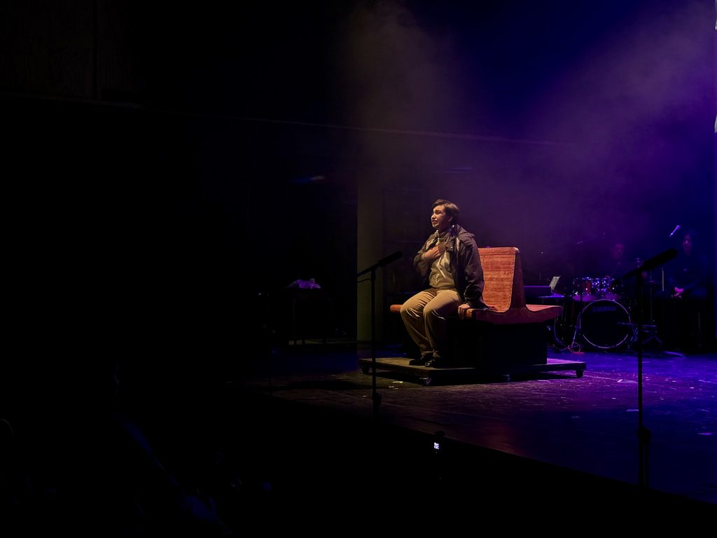Escena de la obra de teatro sobre la historia del ferrocarril con actores nacionales y jóvenes