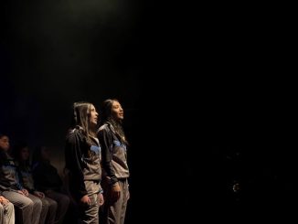Escena de la obra de teatro sobre la historia del ferrocarril con actores nacionales y jóvenes