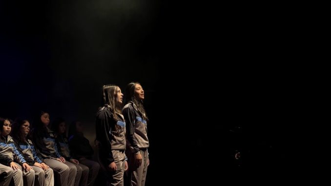 Escena de la obra de teatro sobre la historia del ferrocarril con actores nacionales y jóvenes
