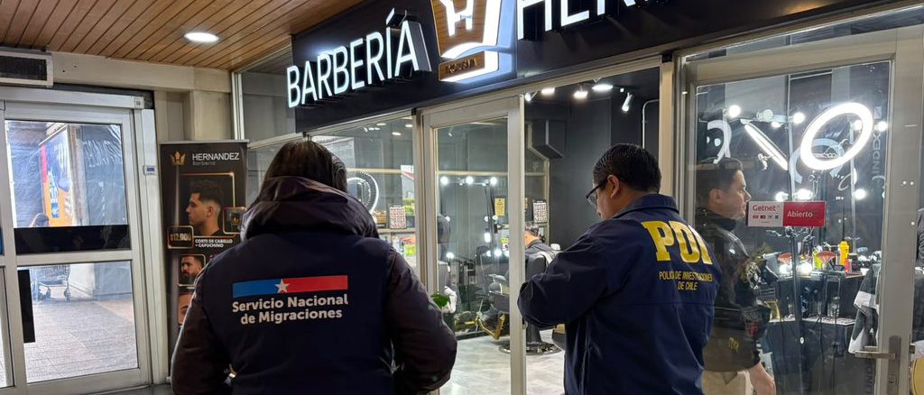 Funcionarios de la PDI y del Servicio Nacional de Migraciones realizando fiscalizacion comercial en Valdivia
