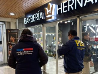 Funcionarios de la PDI y del Servicio Nacional de Migraciones realizando fiscalizacion comercial en Valdivia