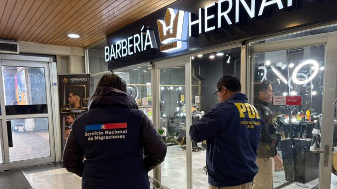 Funcionarios de la PDI y del Servicio Nacional de Migraciones realizando fiscalizacion comercial en Valdivia