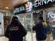 Funcionarios de la PDI y del Servicio Nacional de Migraciones realizando fiscalizacion comercial en Valdivia