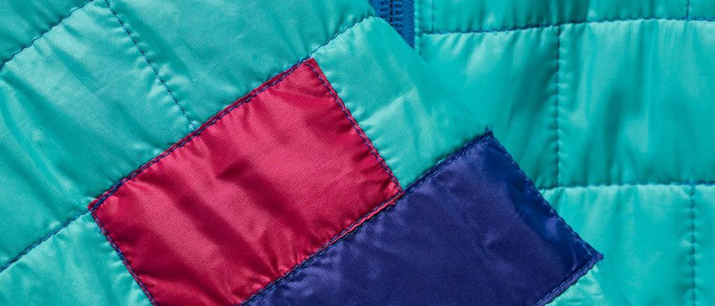 Persona reparando una prenda de ropa en una tienda de Patagonia durante una jornada gratuita
