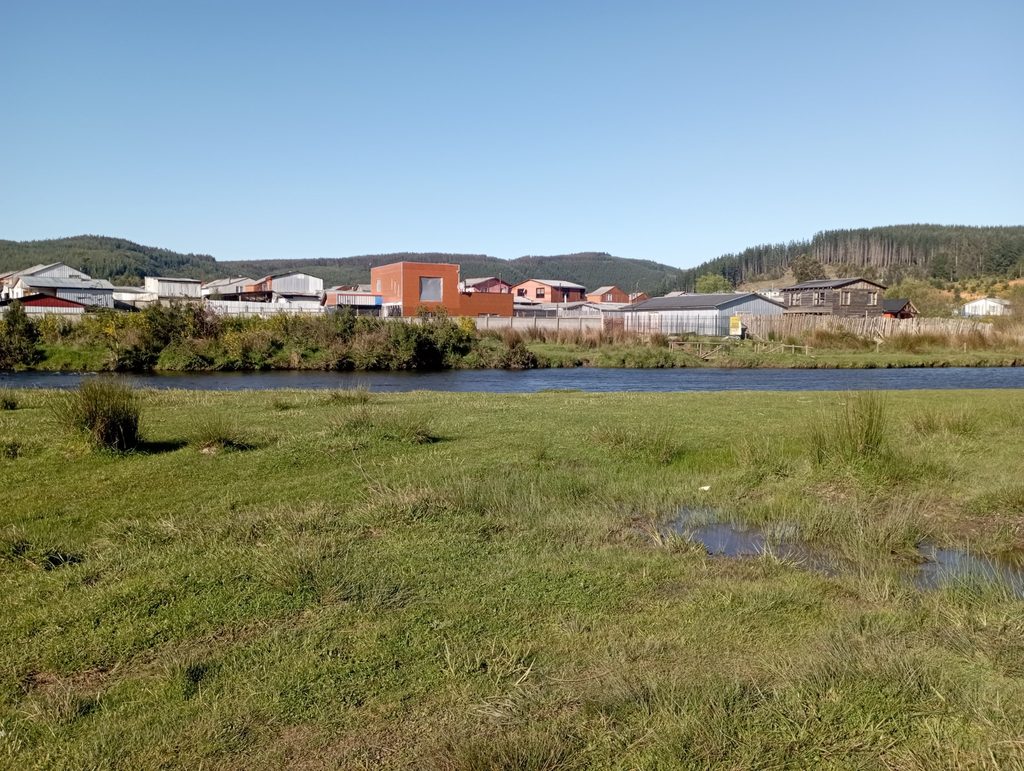 Vista panorámica de la zona afectada y el entorno natural en Curanilahue donde se implementará el plan piloto de mitigación de inundaciones.