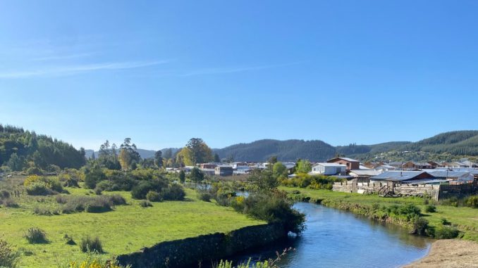 Vista panorámica de la zona afectada y el entorno natural en Curanilahue donde se implementará el plan piloto de mitigación de inundaciones.