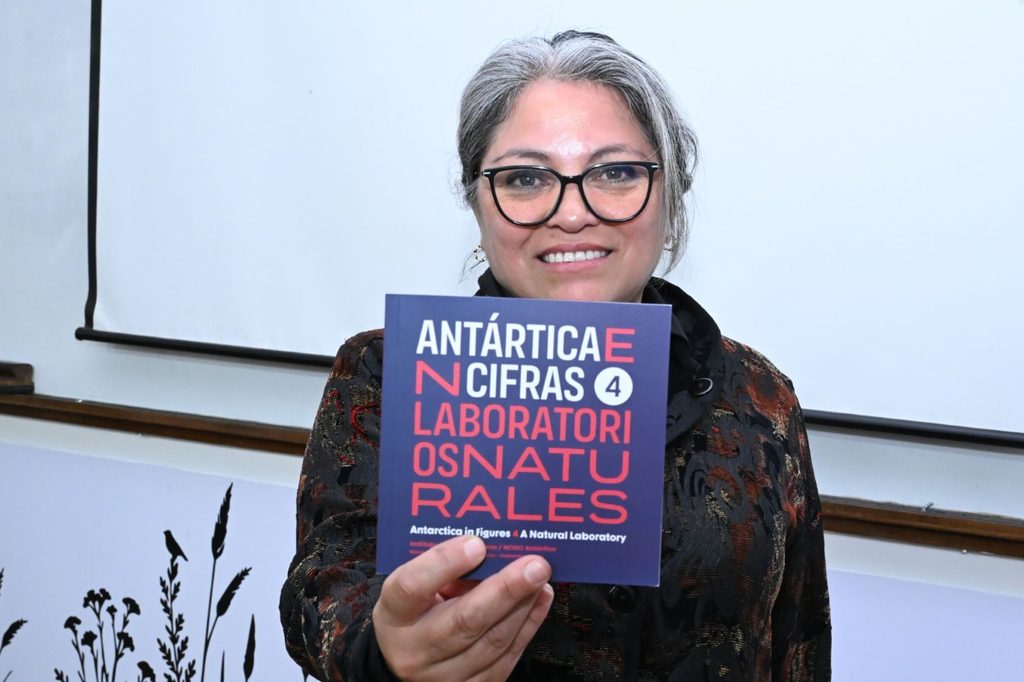 Presentacion del libro Antartica en Cifras Laboratorios Naturales en la Universidad Austral de Chile