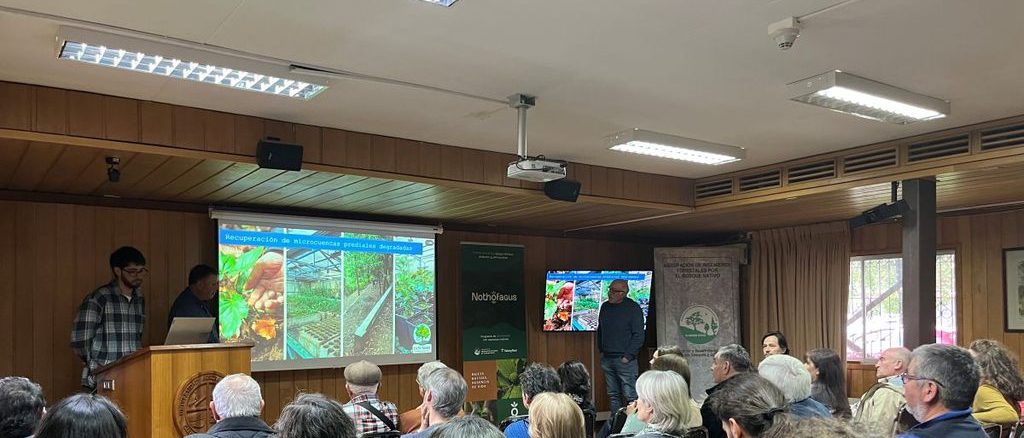 Propietarios y especialistas reunidos en el Primer Encuentro del Consejo de Propietarios del Programa Nothofagus en Valdivia