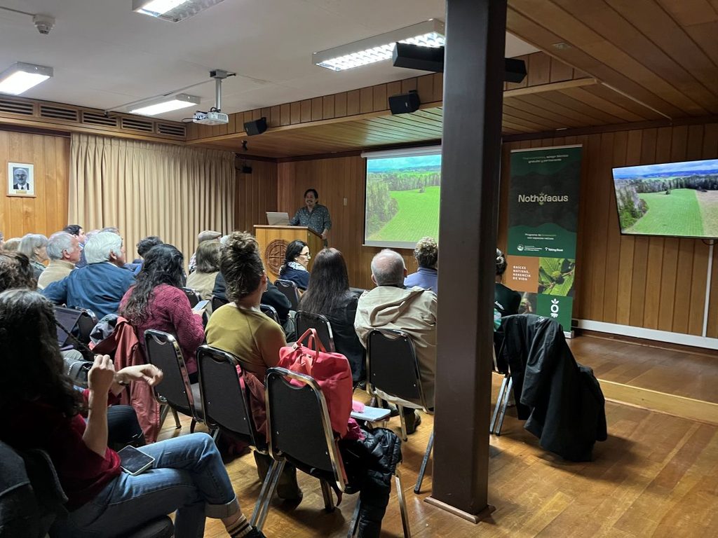 Propietarios y especialistas reunidos en el Primer Encuentro del Consejo de Propietarios del Programa Nothofagus en Valdivia